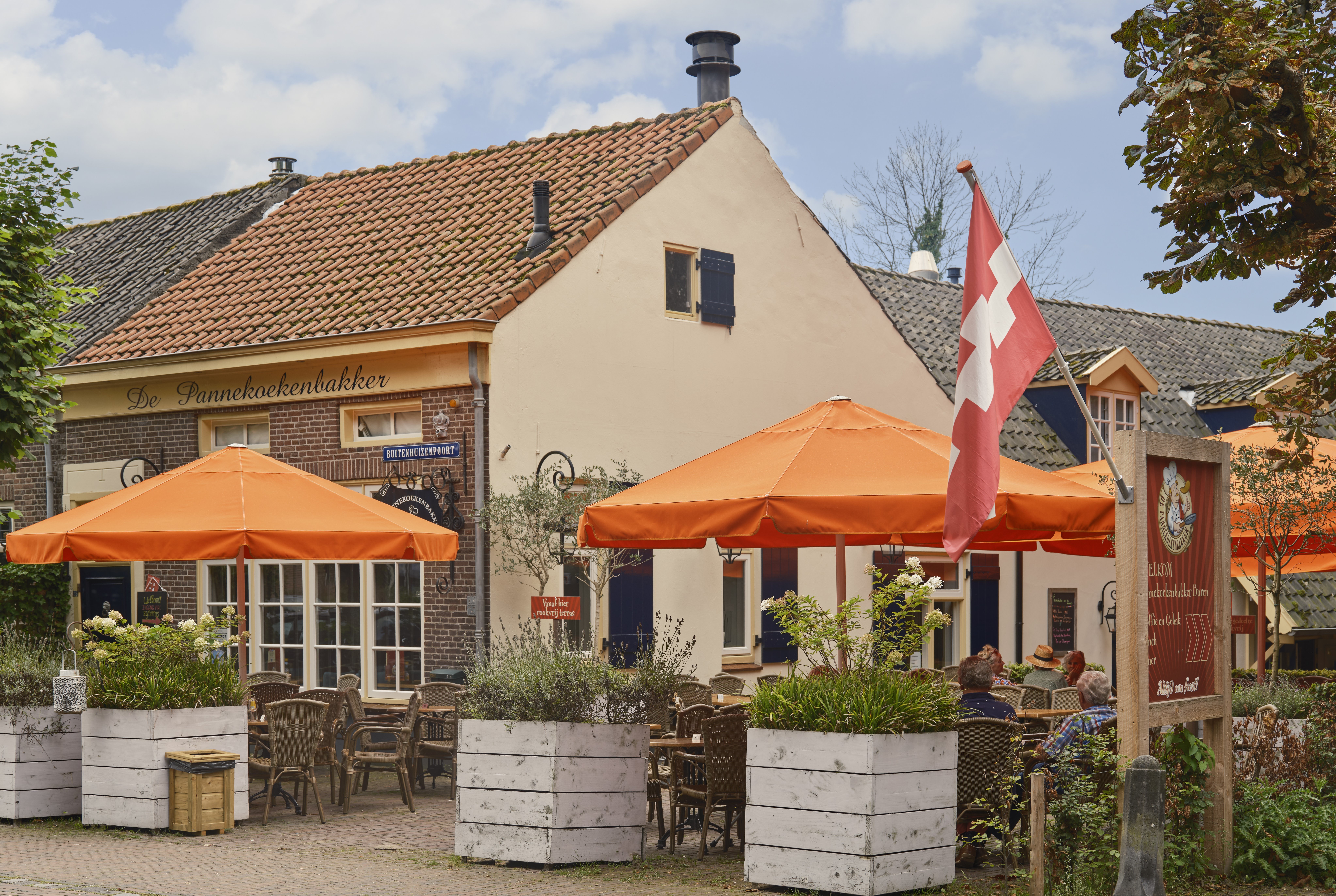 Het terras van De Pannekoekenbakker Buren