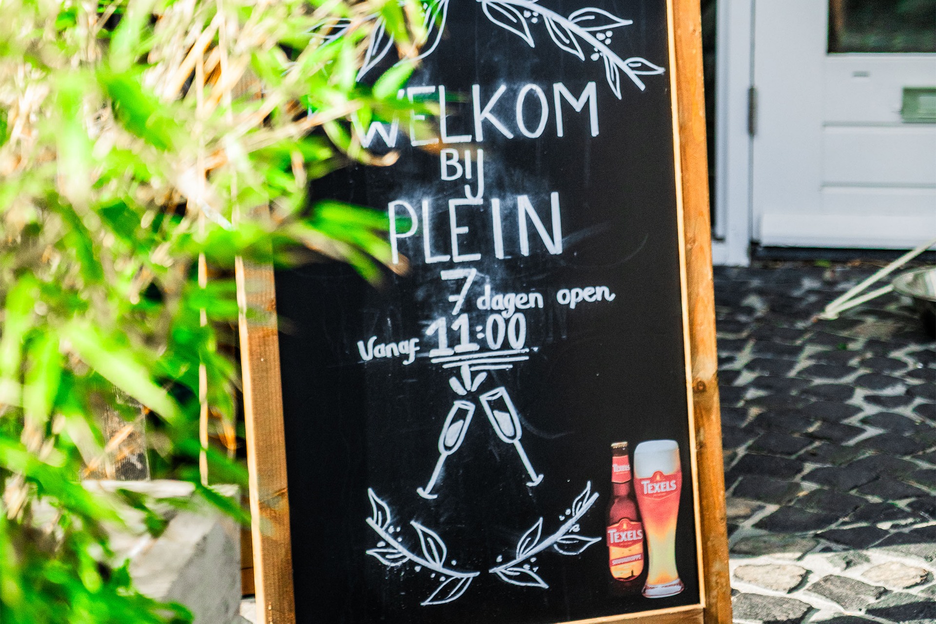 Welkom op het terras bij Grand Café Plein