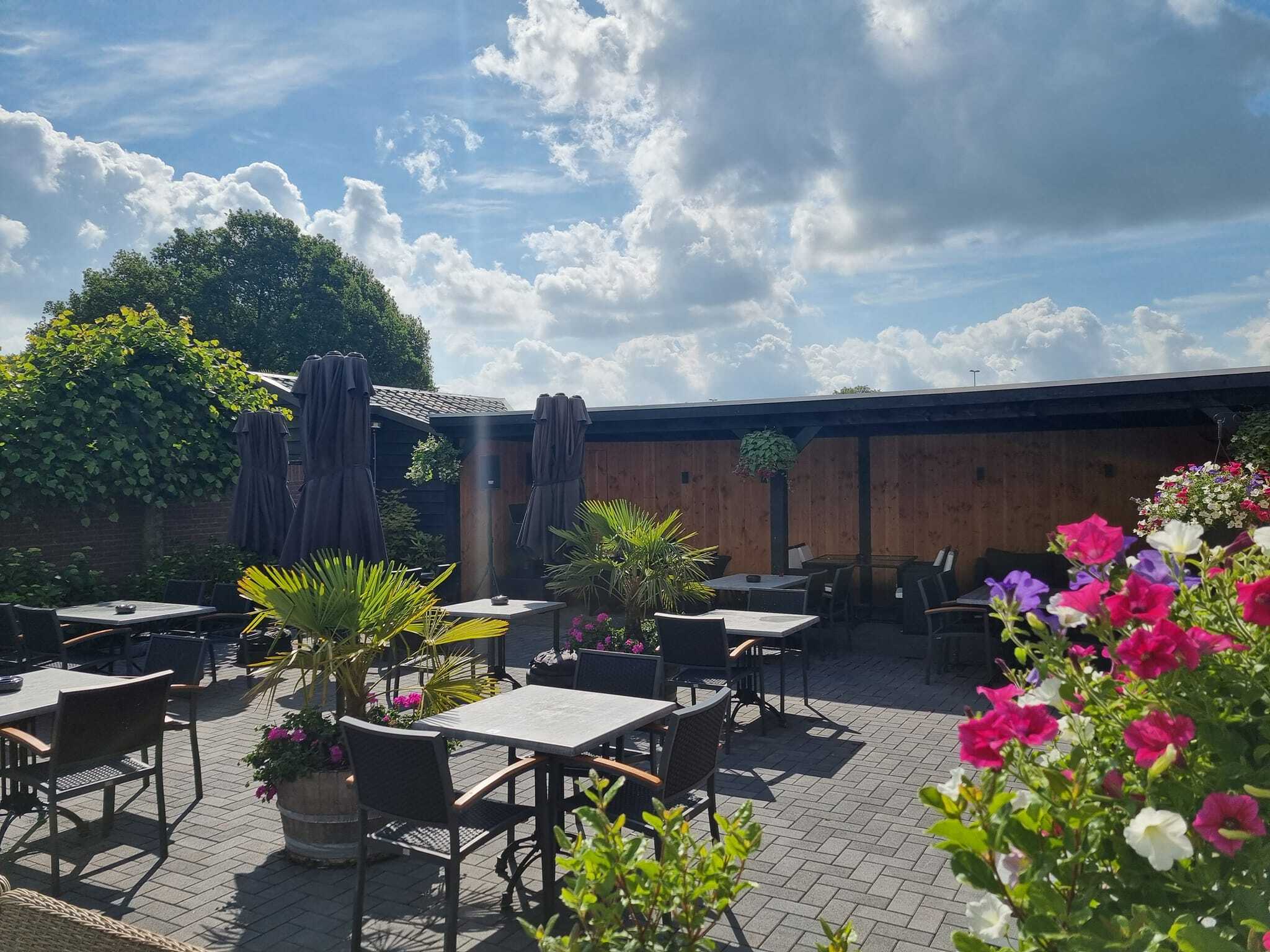 Binnentuin met terras van De Koning