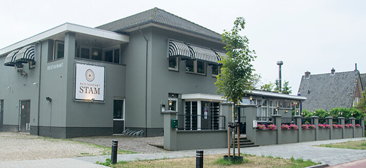 Voor aanzicht restaurant en terras