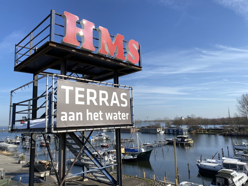 't Huus van Guus terras aan het water