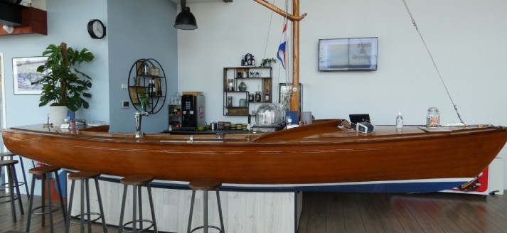 De bar in toepasselijke vorm