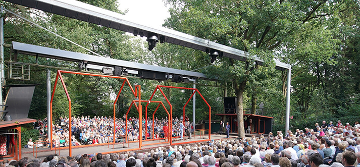 Podium tussen de bomen