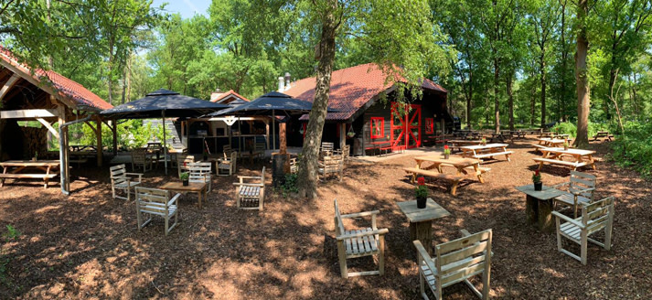 Terras midden in het bos