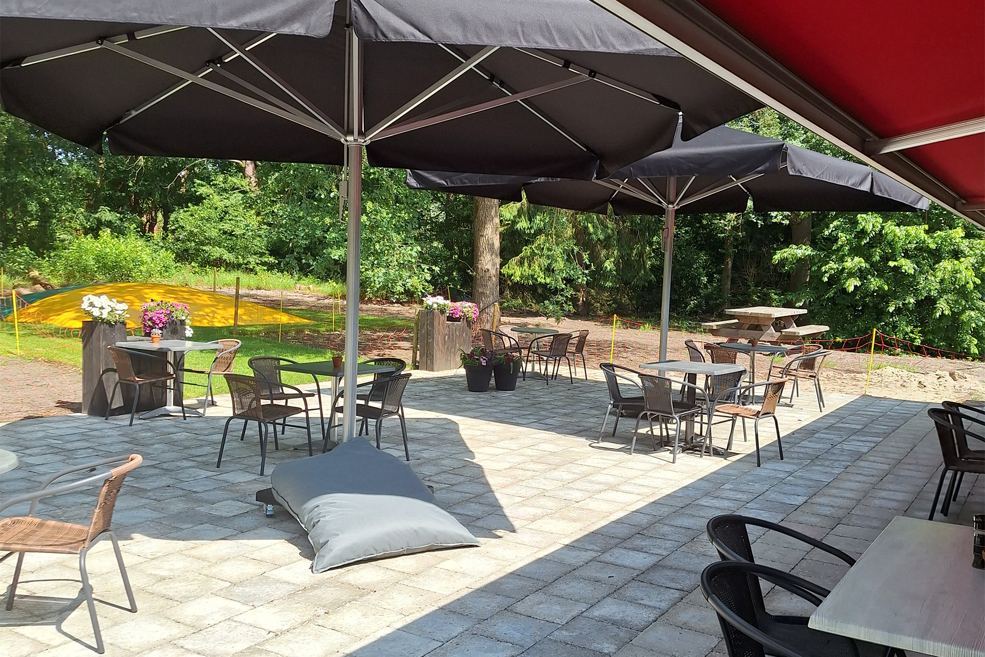 Ruim terras met zon en schaduw