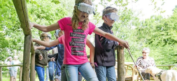 Neem een blinddoek mee en doe het blote-voeten-pad