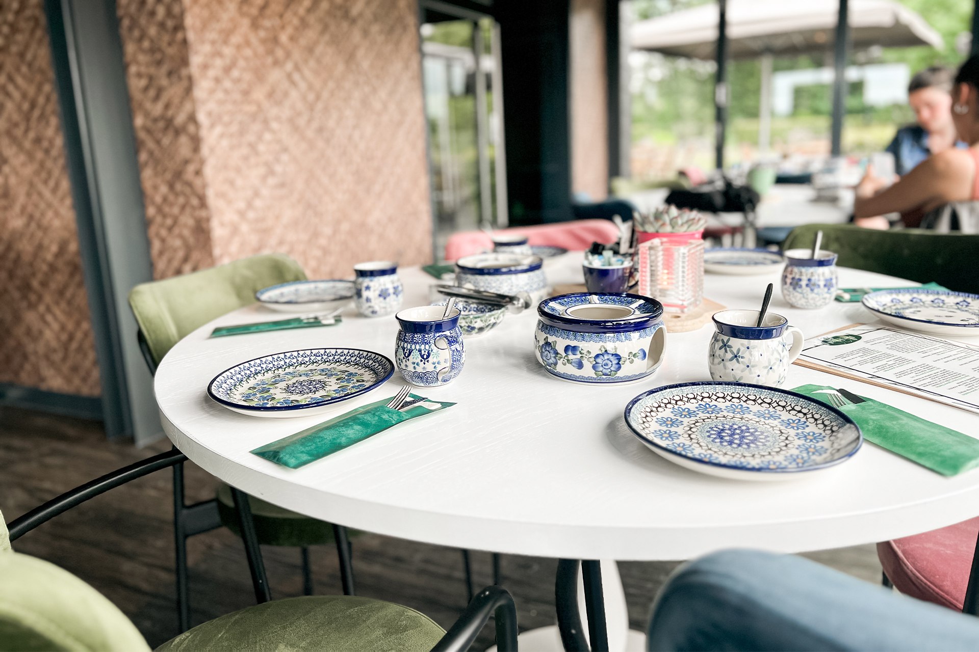 Lunchen met karakteristiek servies