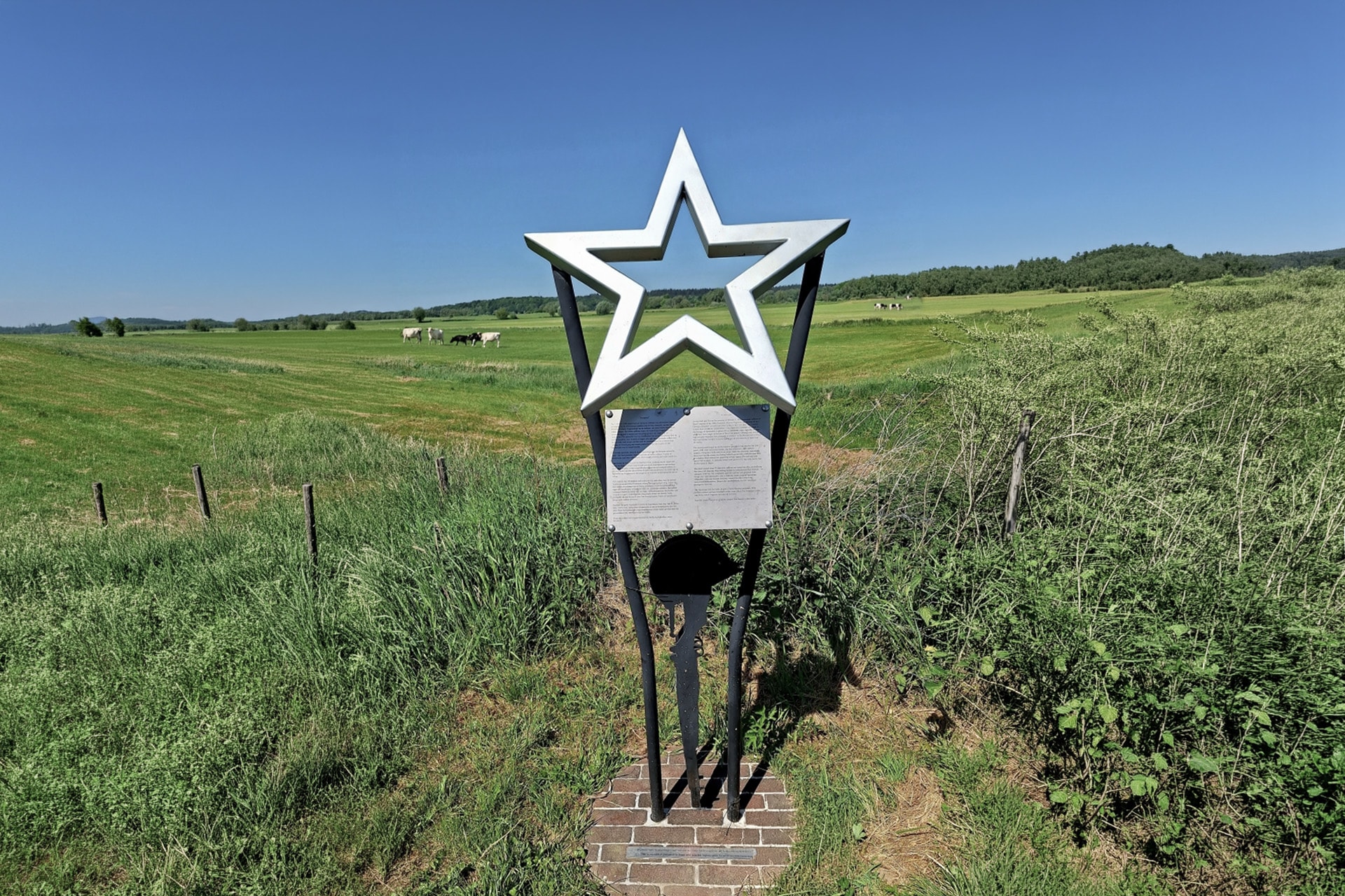 Crossroads Monument Heteren