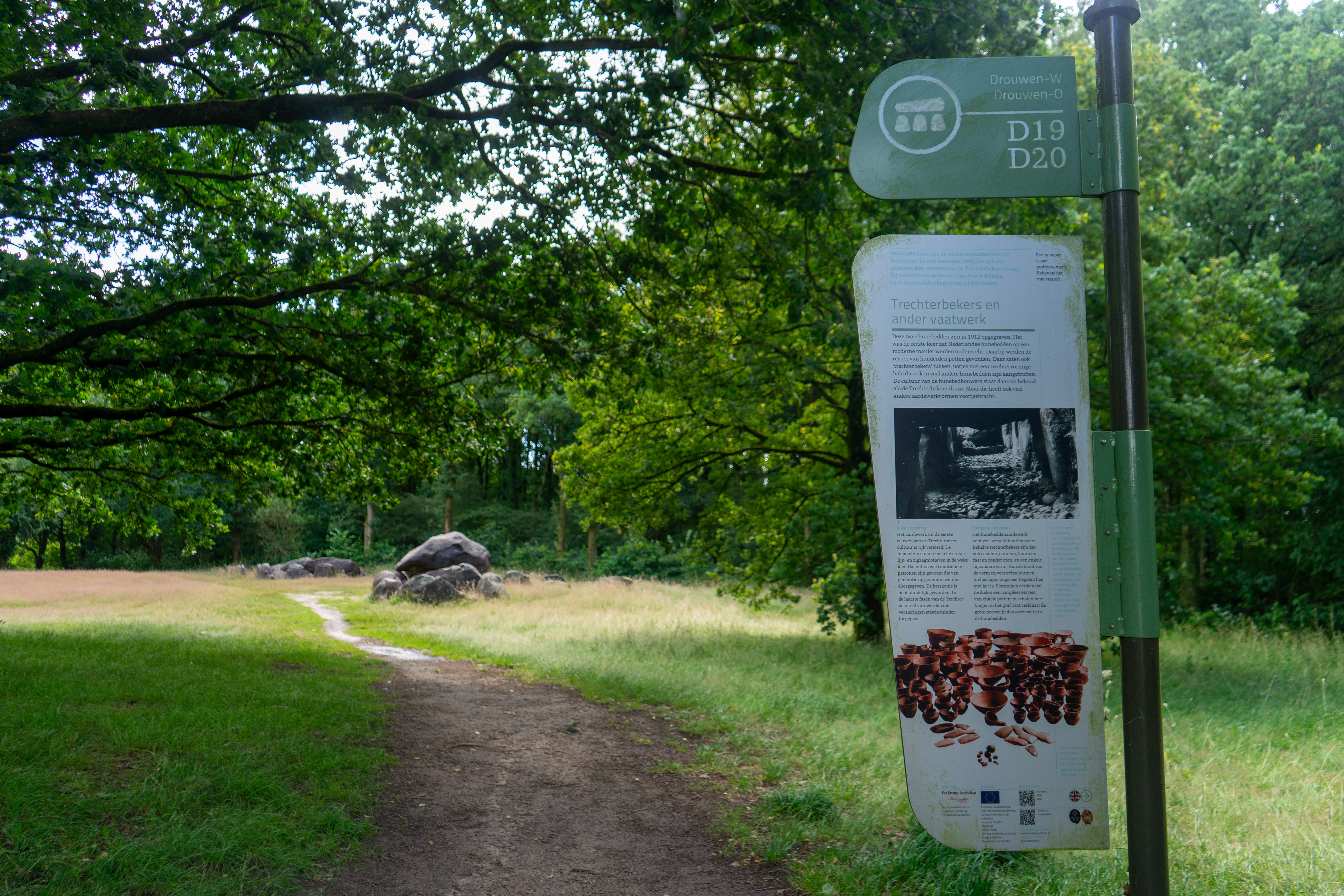 Hunebed D19 en D20 informatiezuil