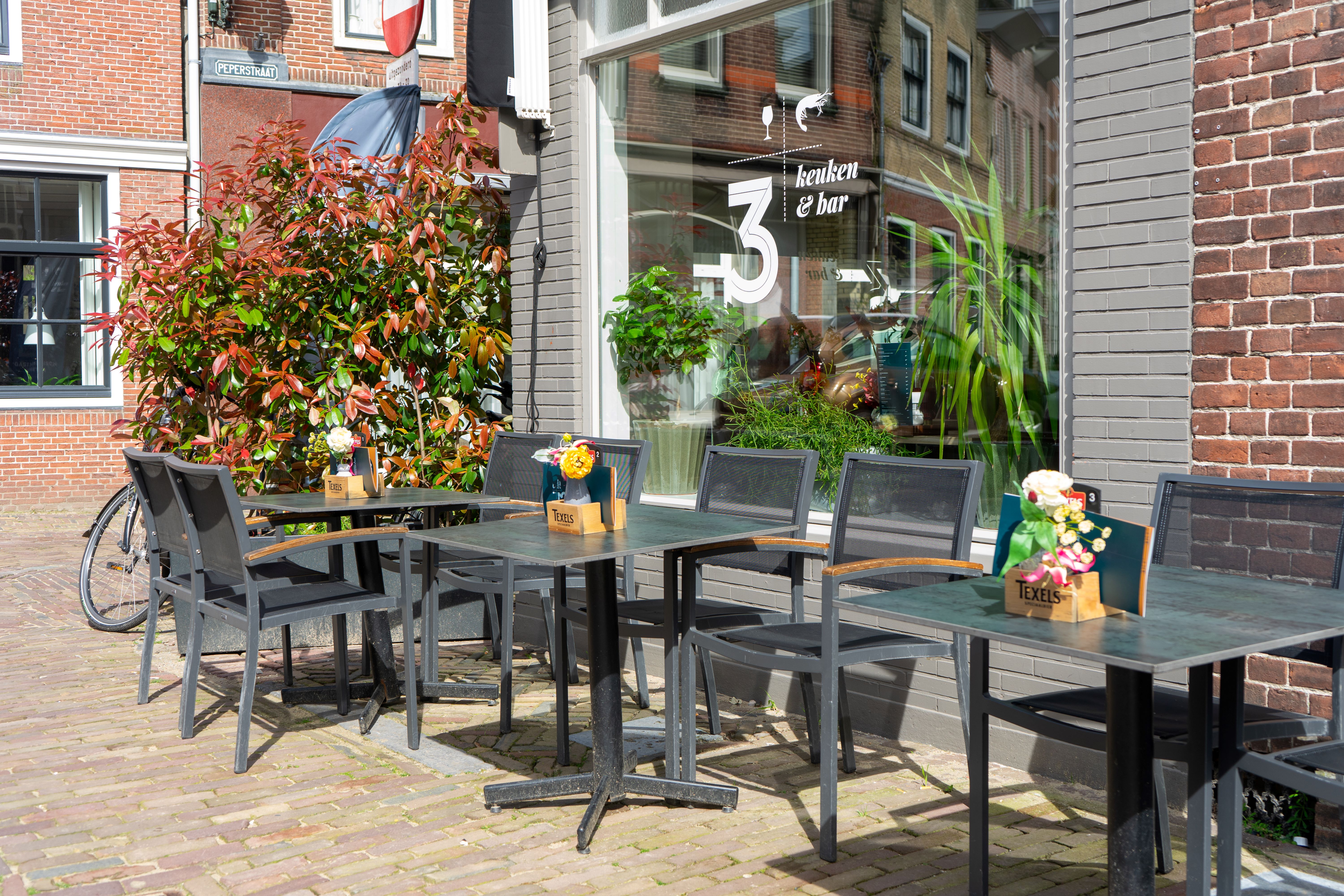 Het gezellige terras van 3 keuken & bar