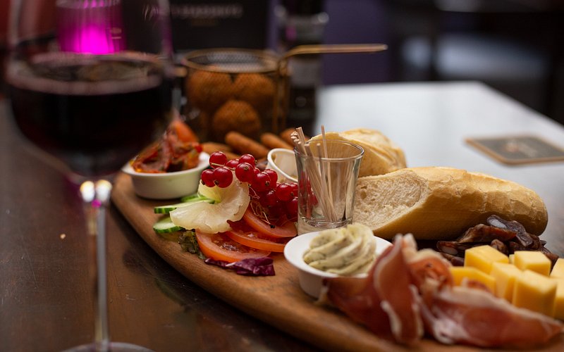 Lekkere borrelplank en fijne wijn