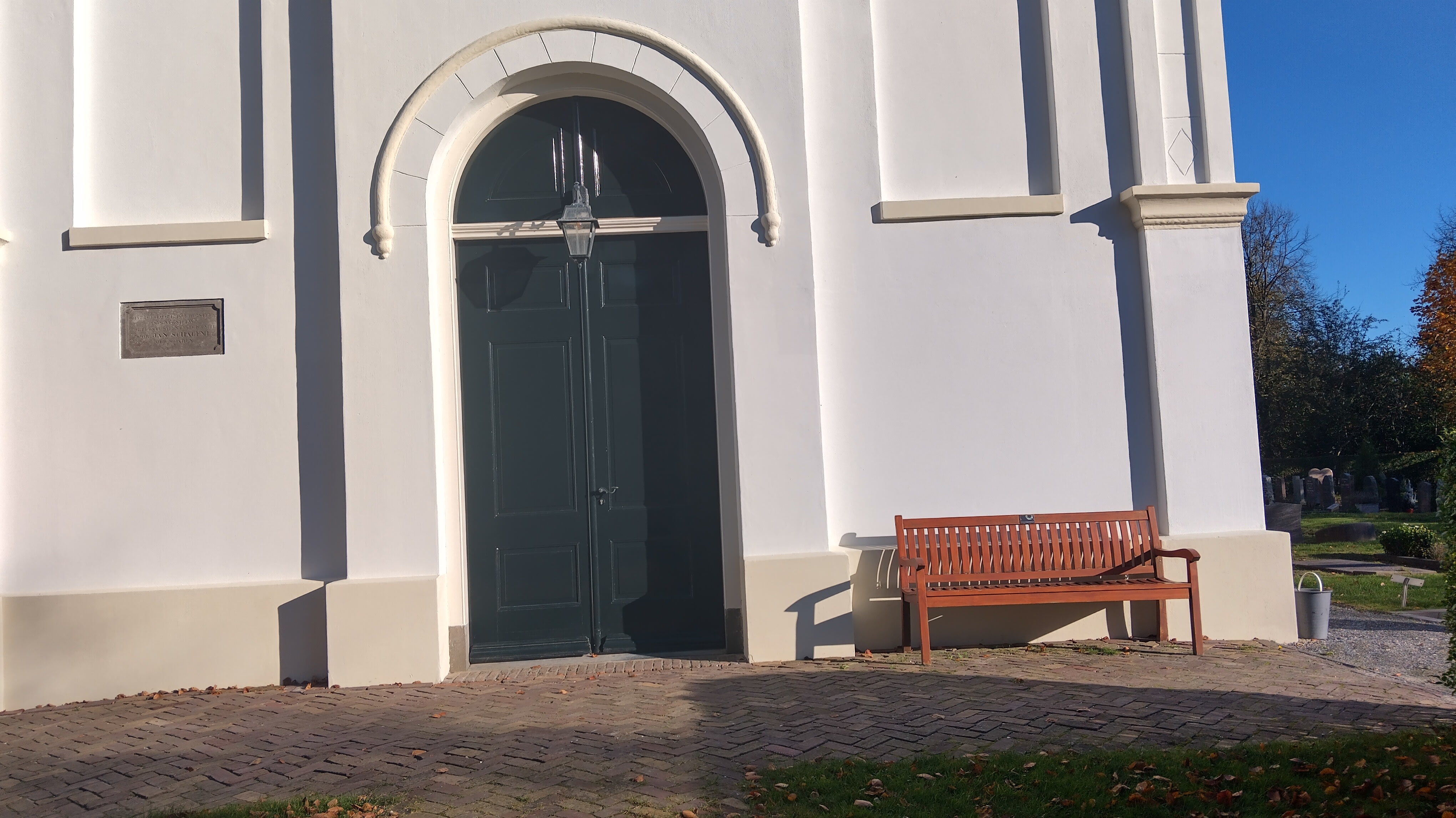 Witte Kerkje De Terp|Op het bankje kun je genieten van de stilte