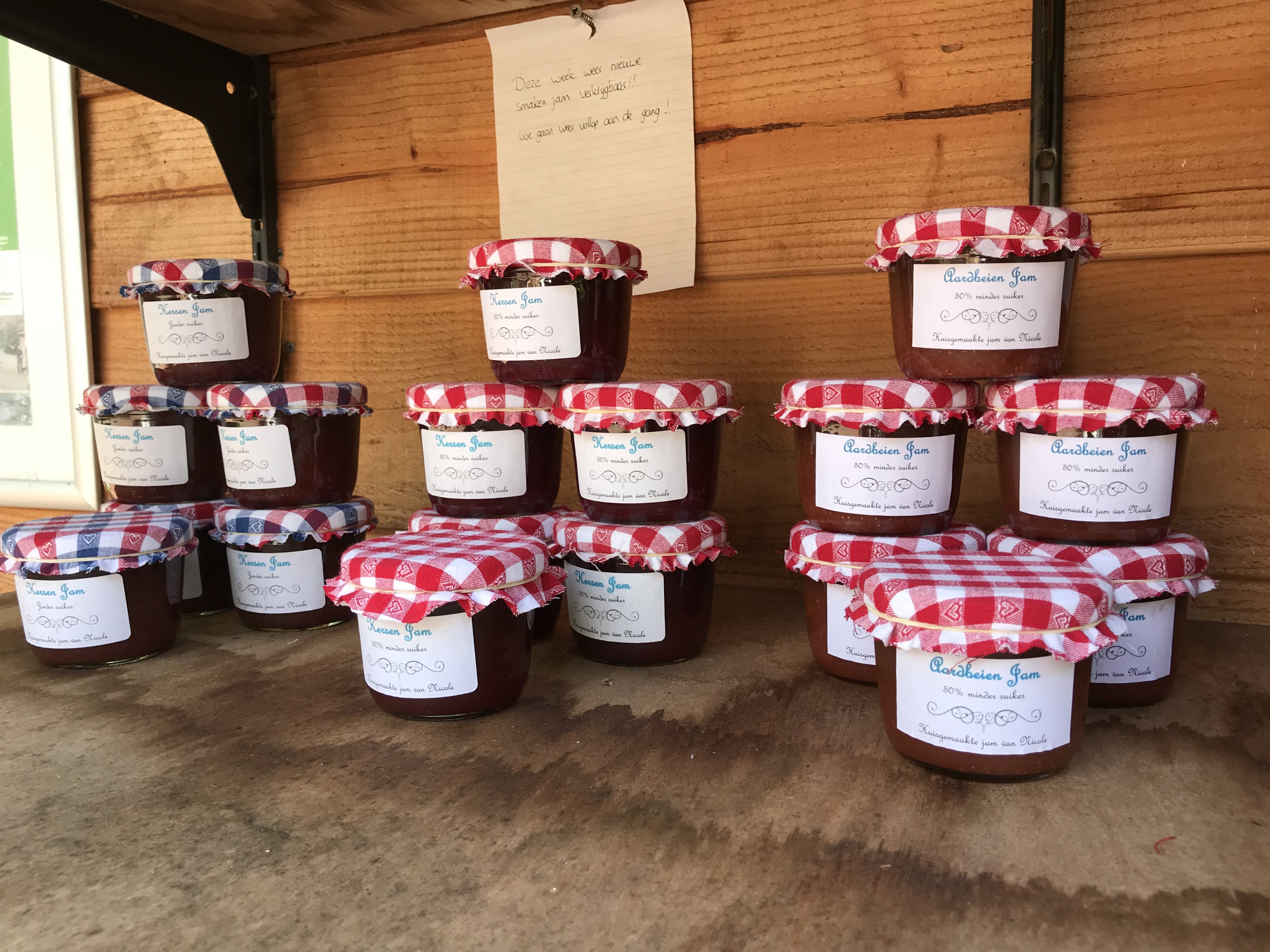 Klein verkooppunt van producten uit eigen tuin.