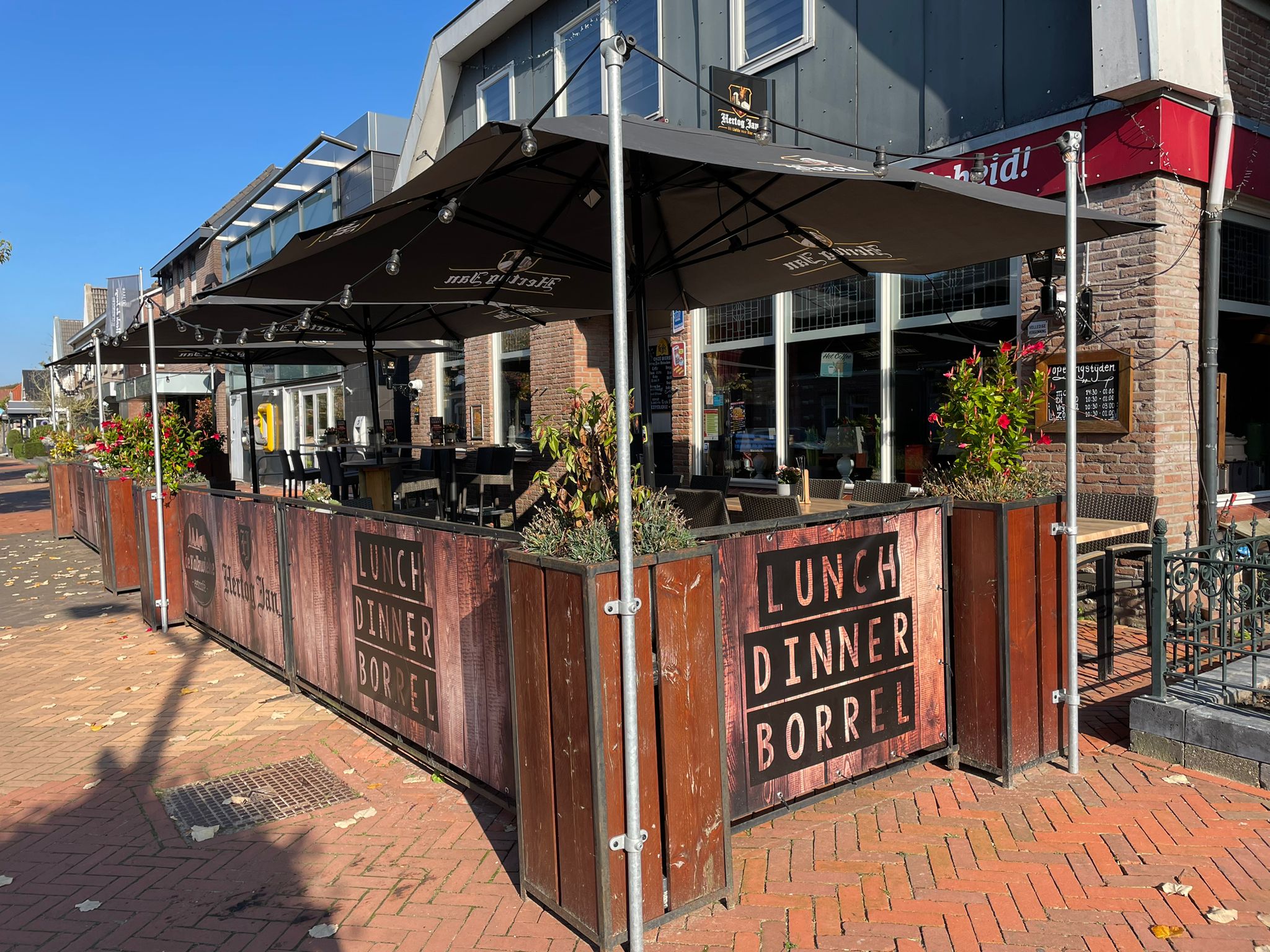 Het gezellige terras van Eetcafé de Kalkwieke