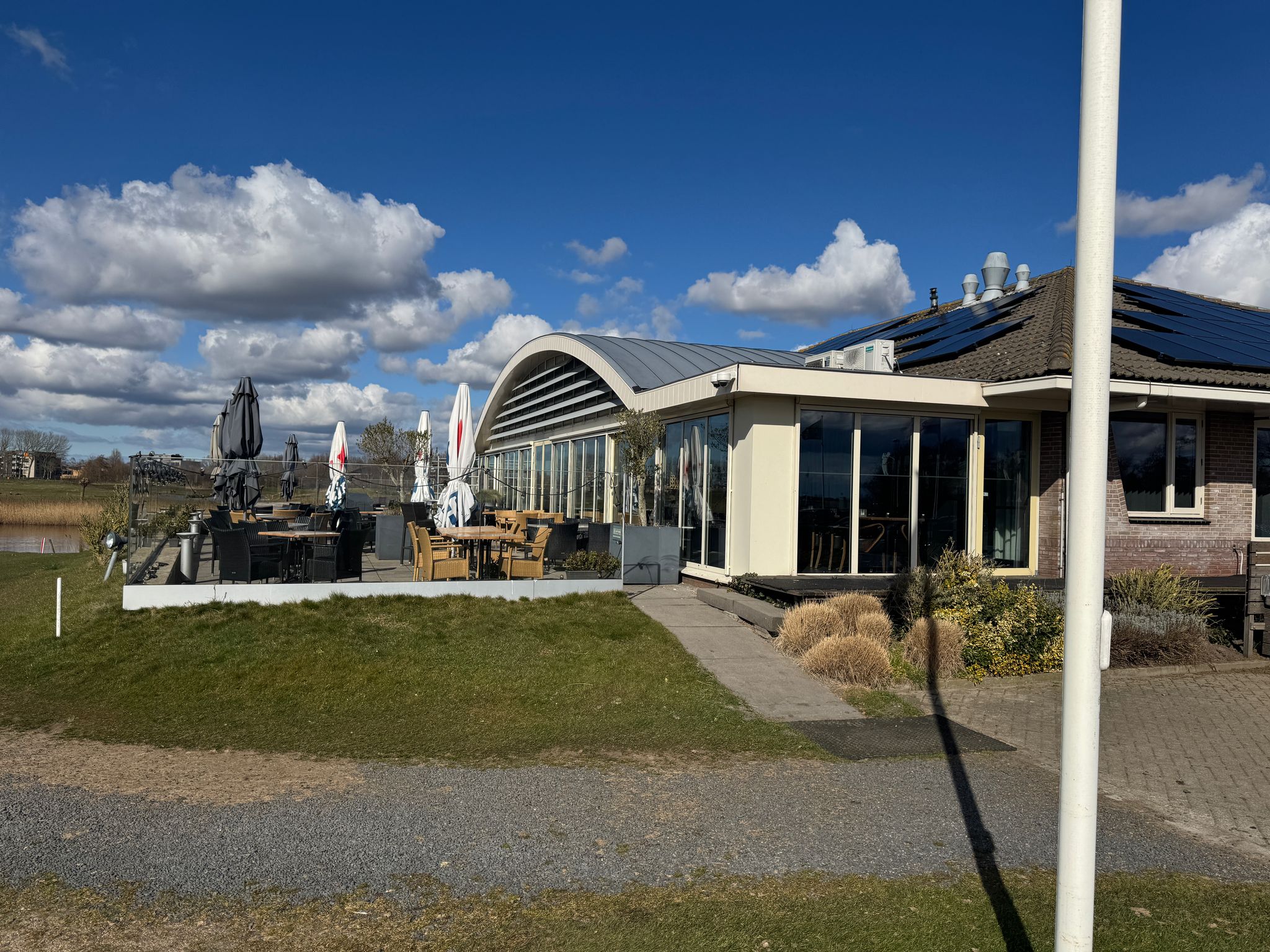 Het zonnige terras van Brasserie in 't Groen