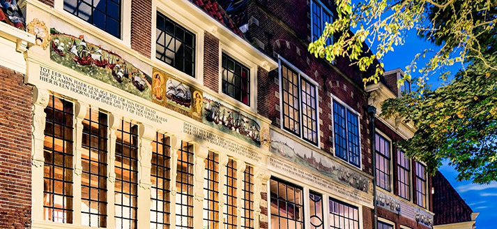 Het verhaal op de gevel van de Bossuhuizen