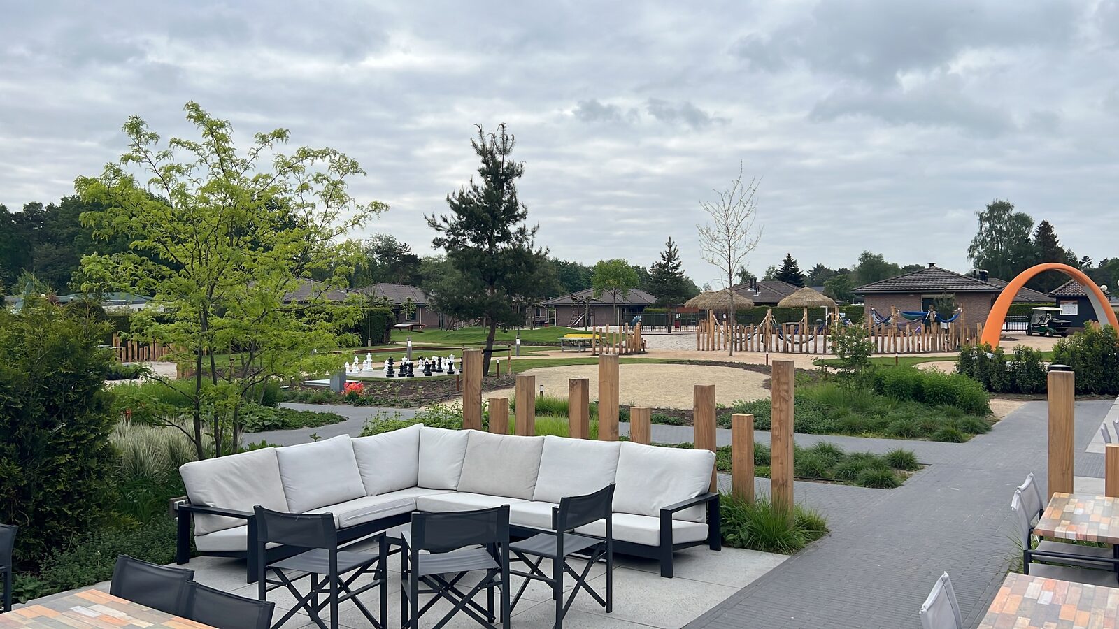 Terras met uitzicht op speeltuin ©Vakantiepark De Boshoek Voorthuizen