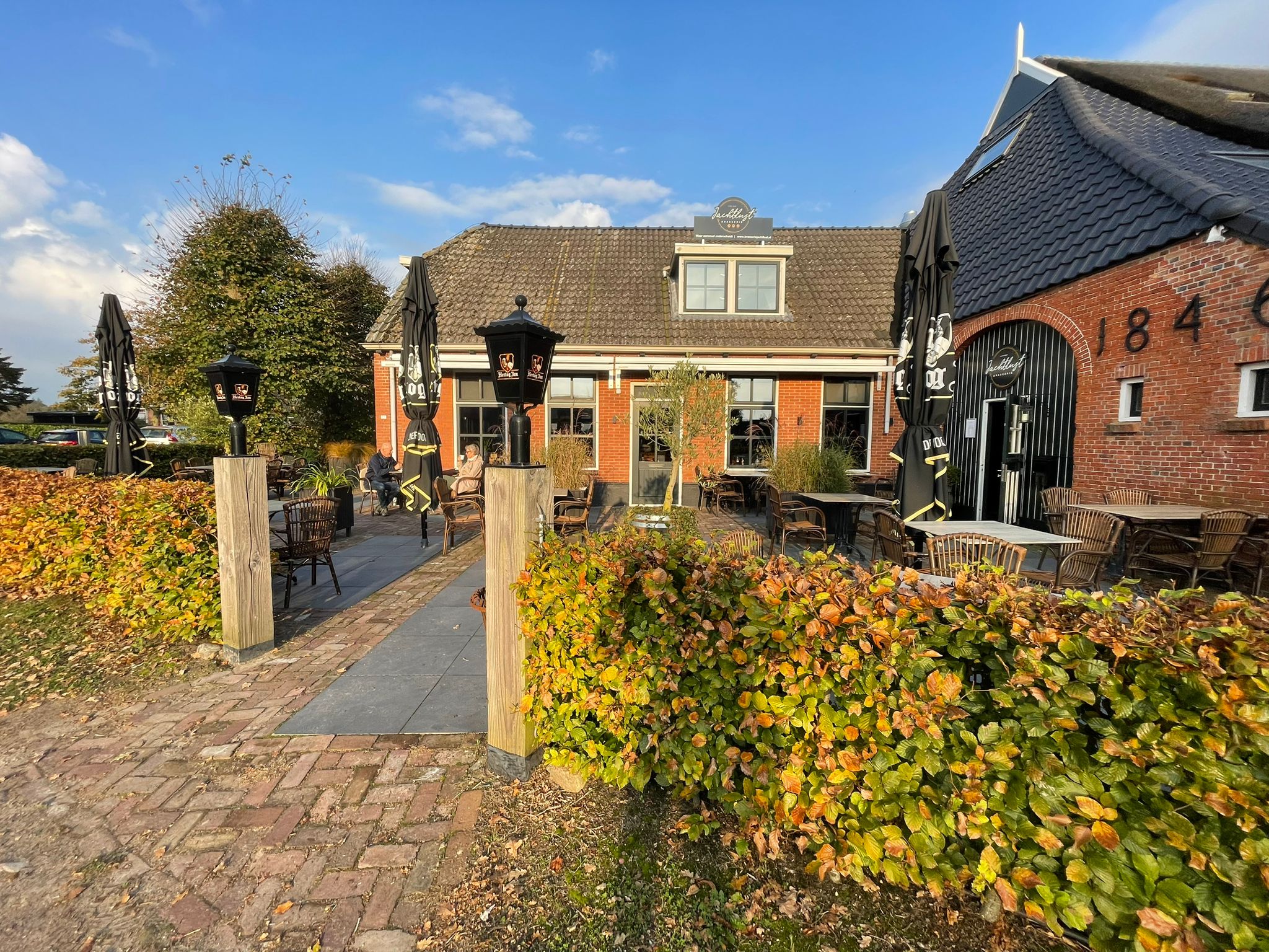 Het gezellige terras van Brasserie Jachtlust