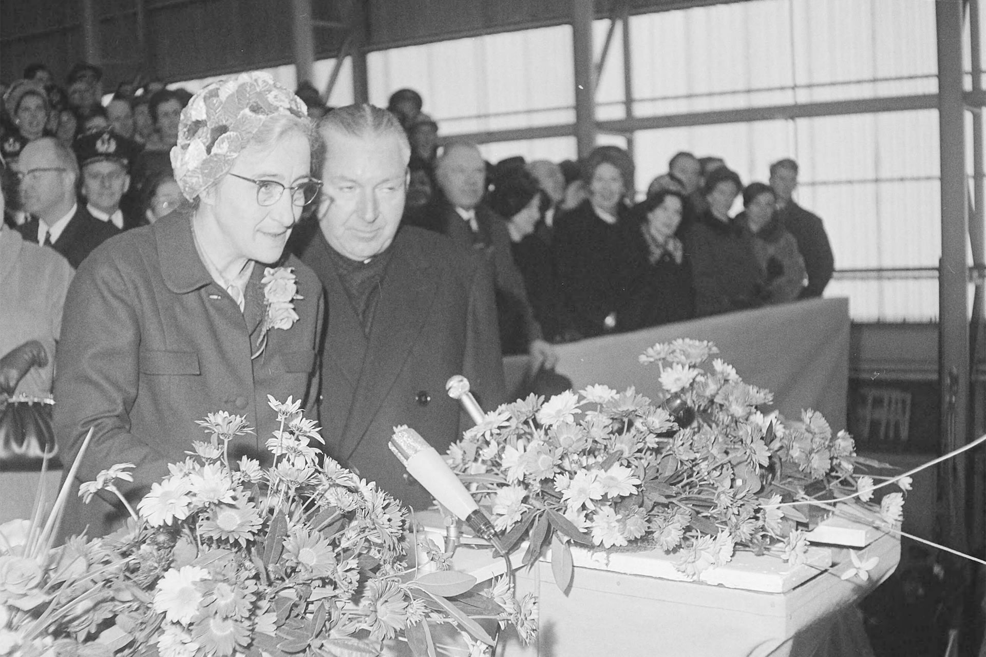 Rechts ir. Wilton bij een feestelijke tewaterlating in 1965
