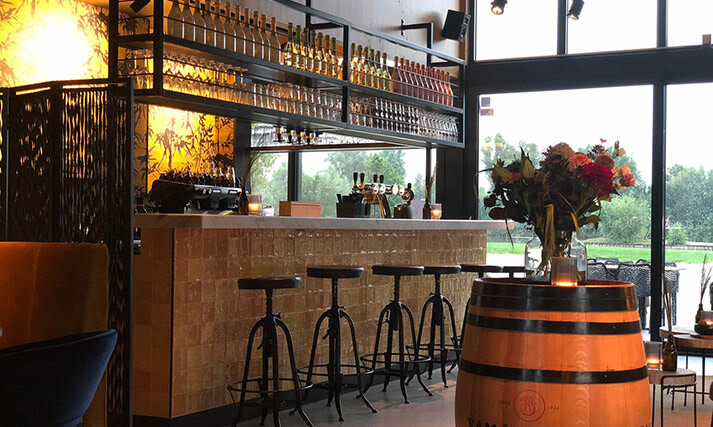 De bar bij Beachclub Woody's