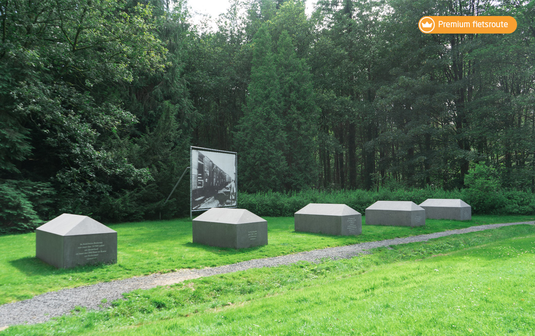 Herdenkingsstenen bij de ingang van Kamp Westerbork