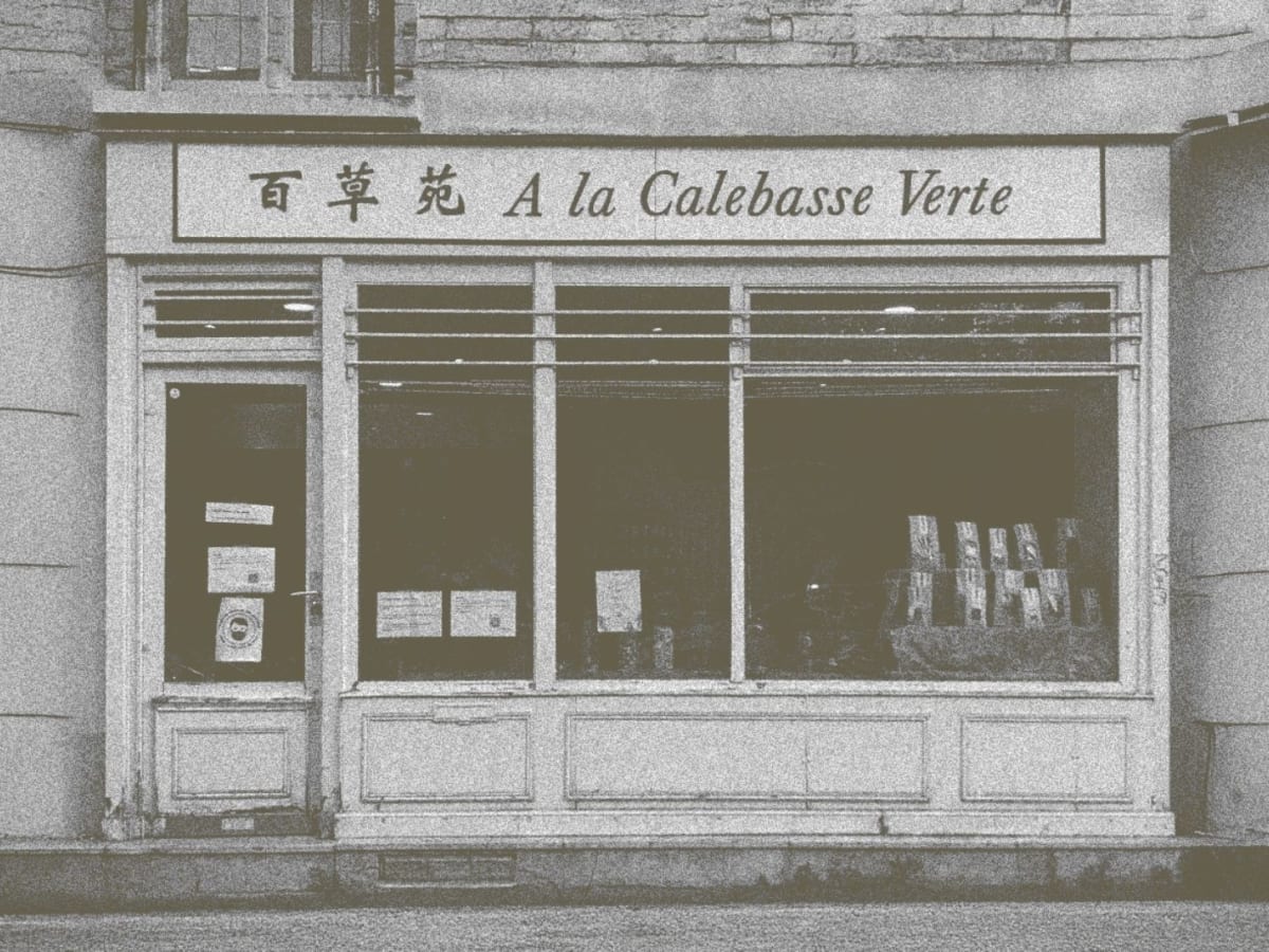 The same shopfront in 1997, under the sign « 百草苑 · À la Calebasse Verte »