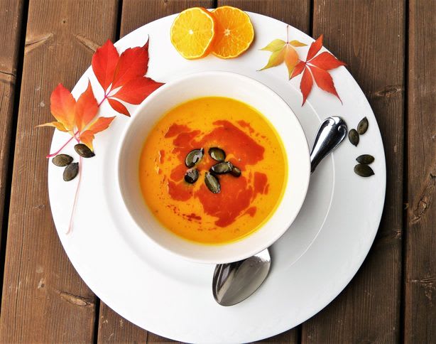 soupe au potiron avec un décor automnal