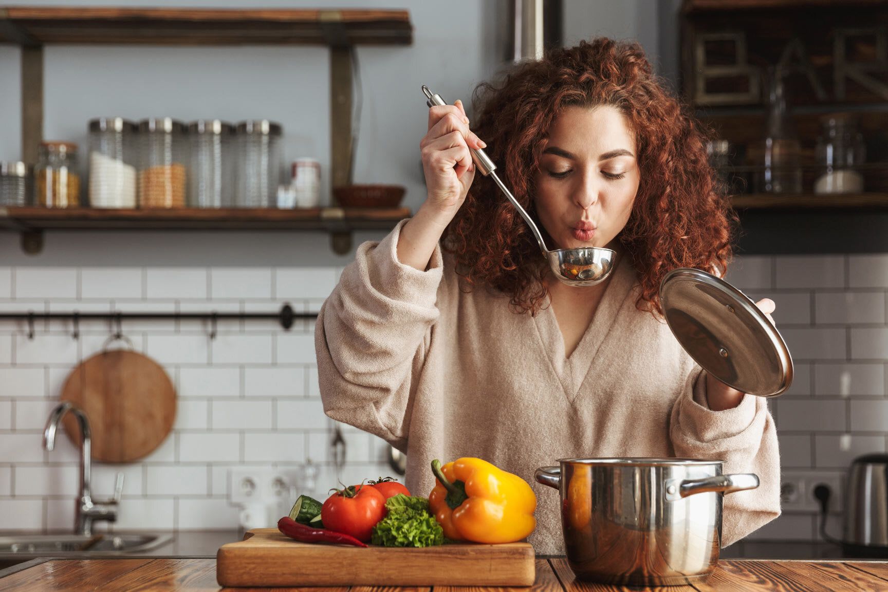 femme qui cuisine joyeusement