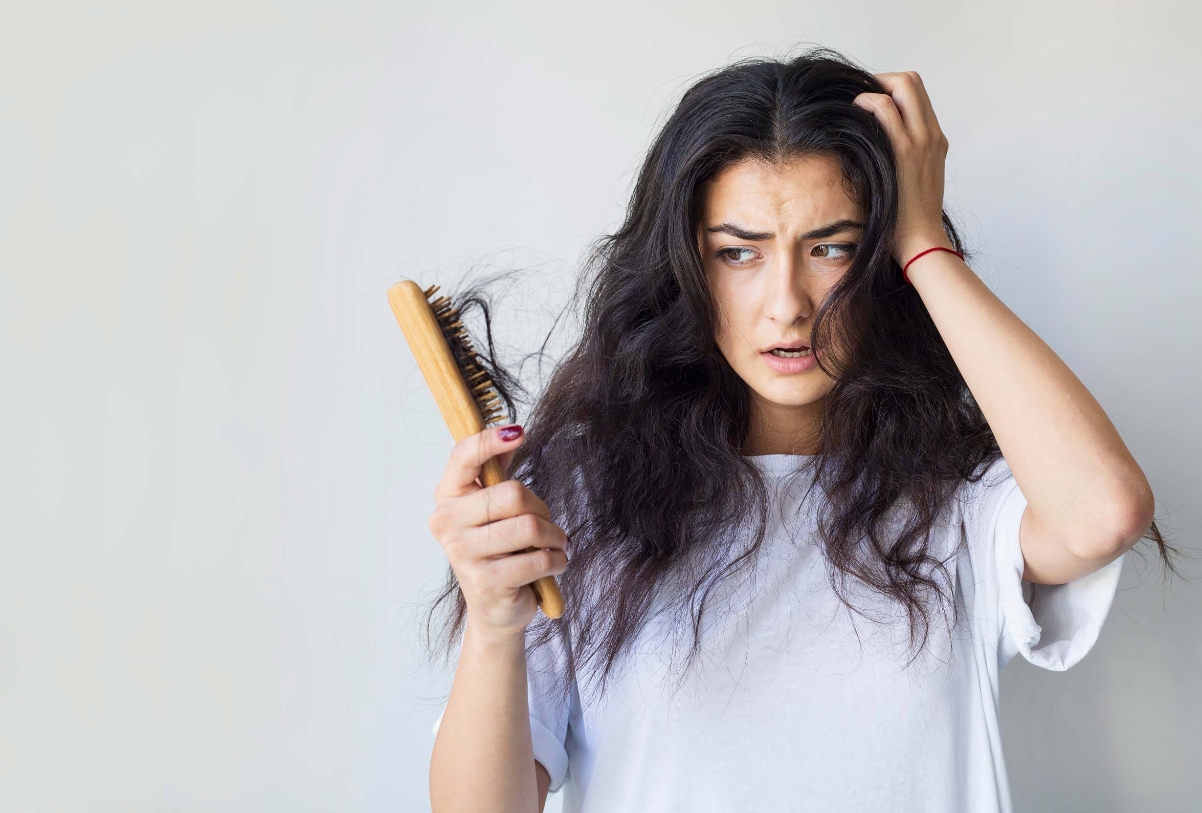 jeune femme paniquée par sa chute de cheveux