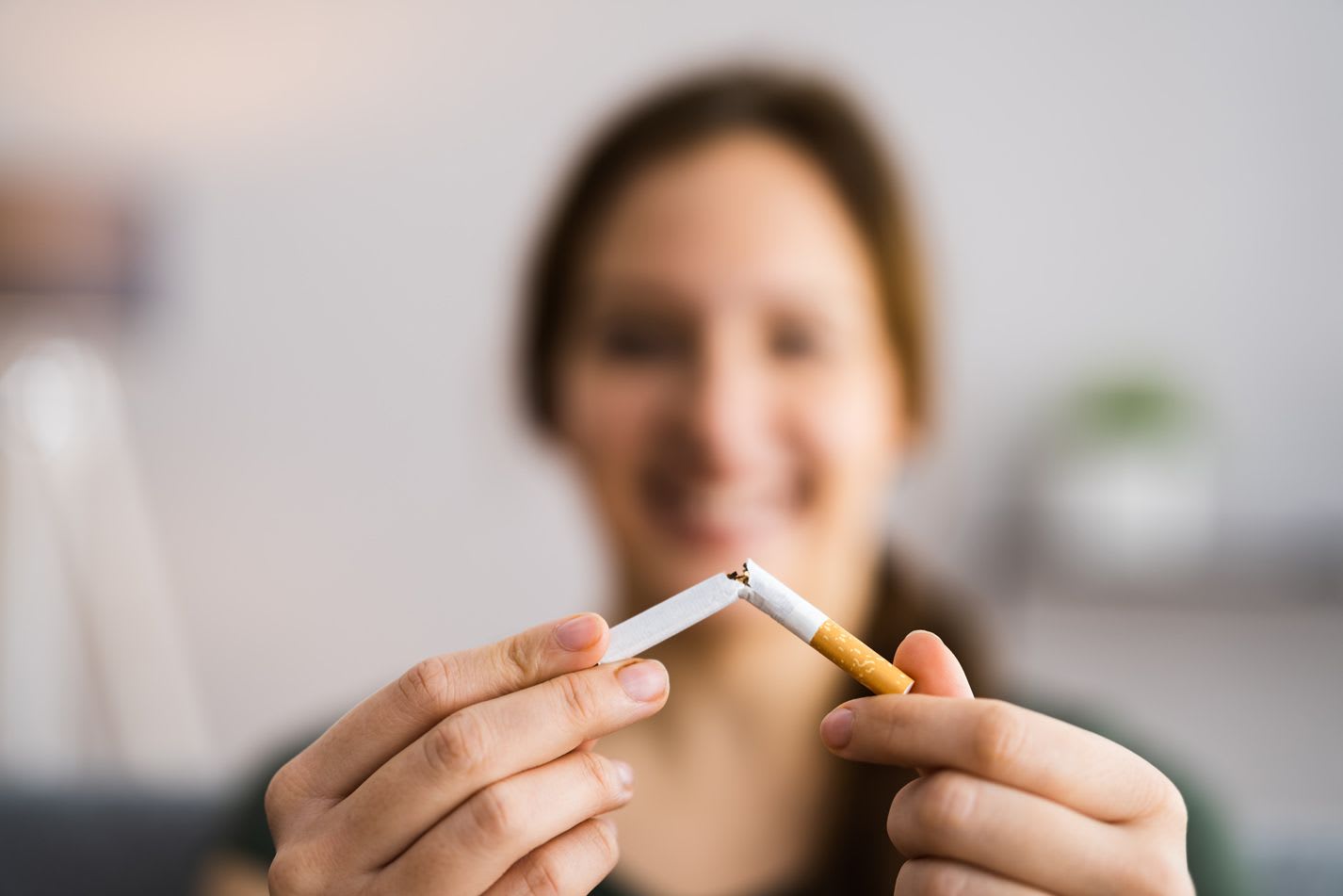 Femme-brisant-sa-cigarette-en-morceaux