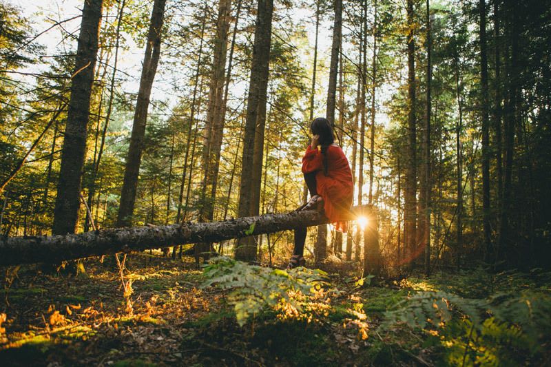 jeune femme qui recharge ses forces auprès de la nature