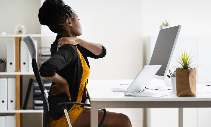 Femme au bureau se tenant le dos