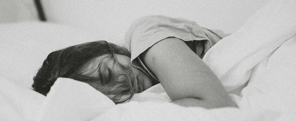 Personne au lit, visage fatigué