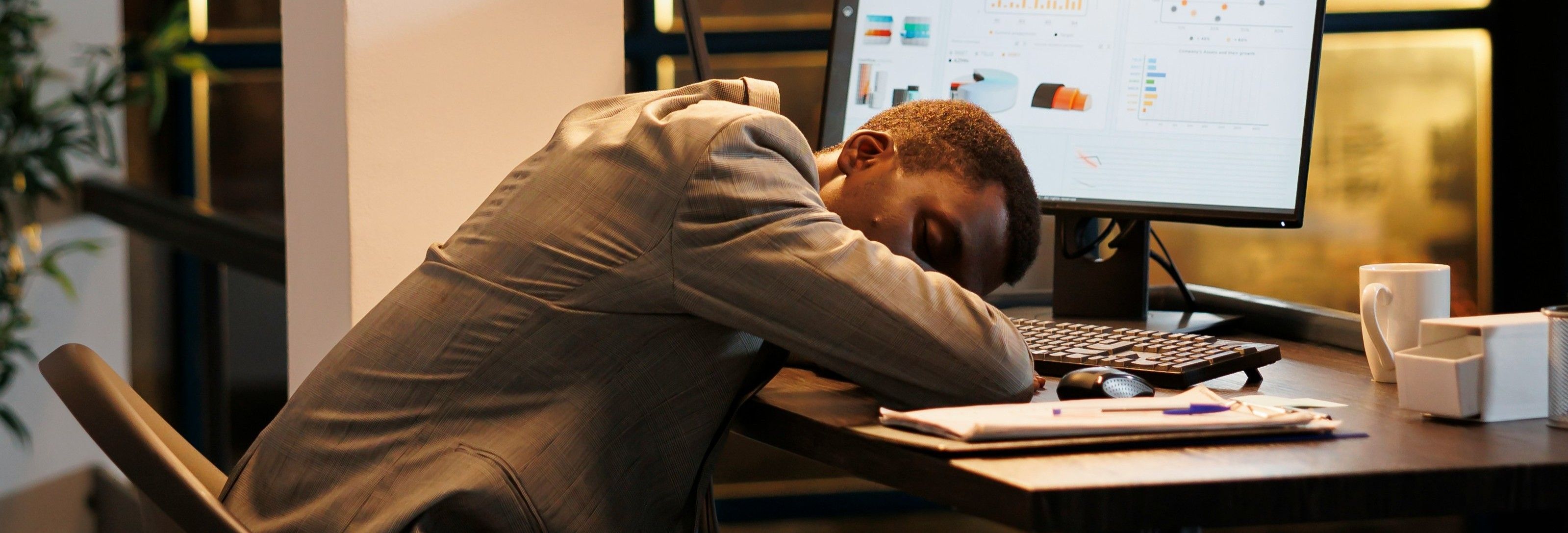 Personne assoupie au bureau