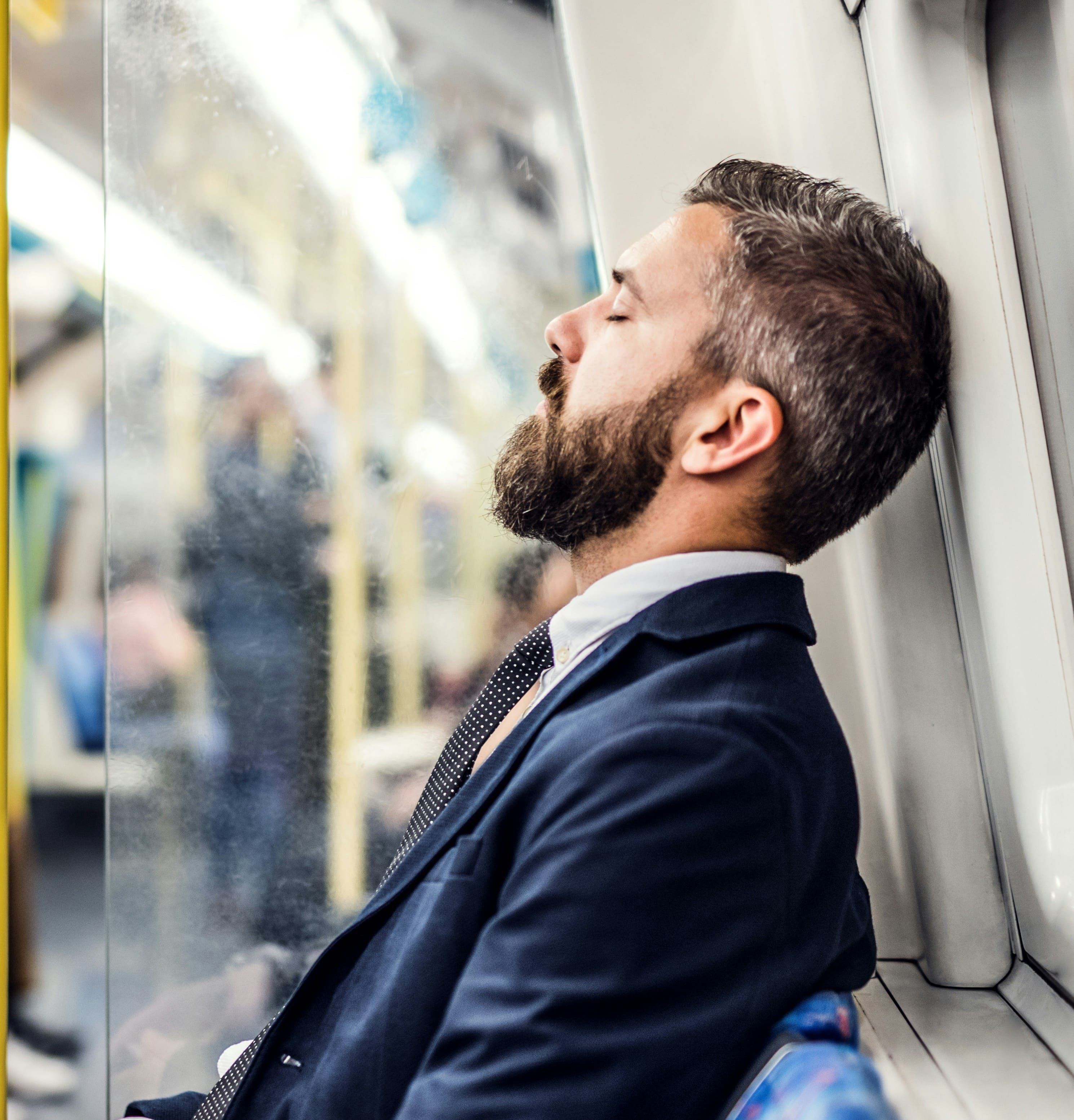 Homme fatigué assis dans le métro