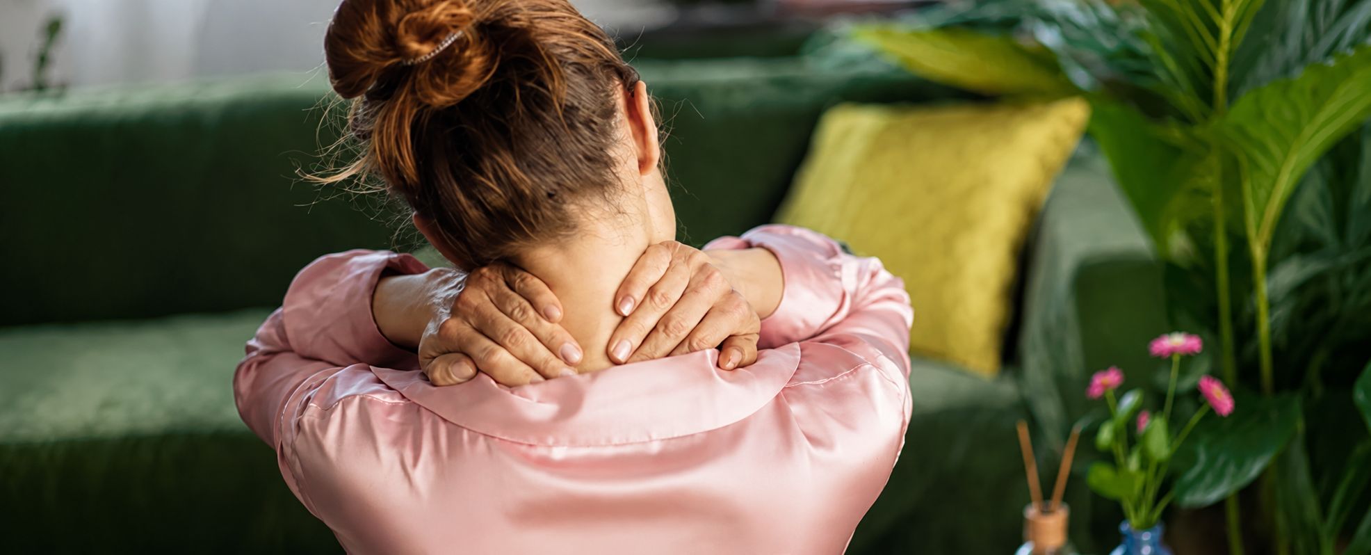 Femme de dos, les mains sur la nuque