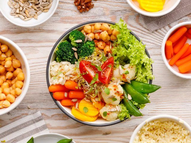 Bol de légumes, pois chiches et graines, vu de dessus