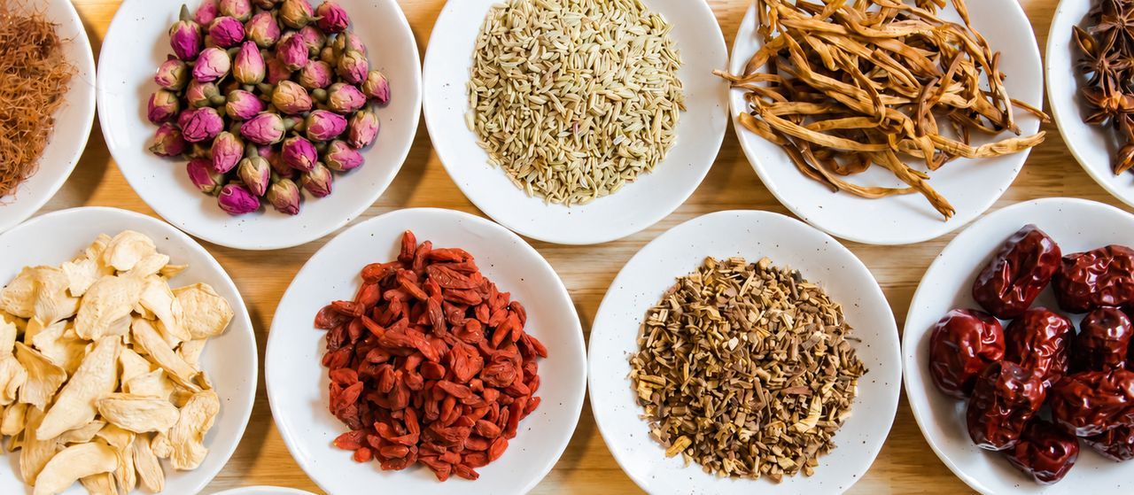 Assiettes de plantes de la pharmacopée chinoise.