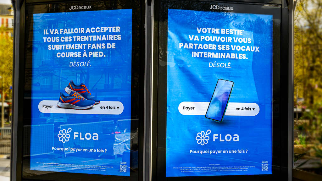 Floa - Sous la signature « Pourquoi payer en une fois ? », Floa décline avec ironie le mot « DÉSOLÉ » adressé à tous ceux qui doivent désormais subir l’enthousiasme débordant d’un proche pour son nouvel achat.