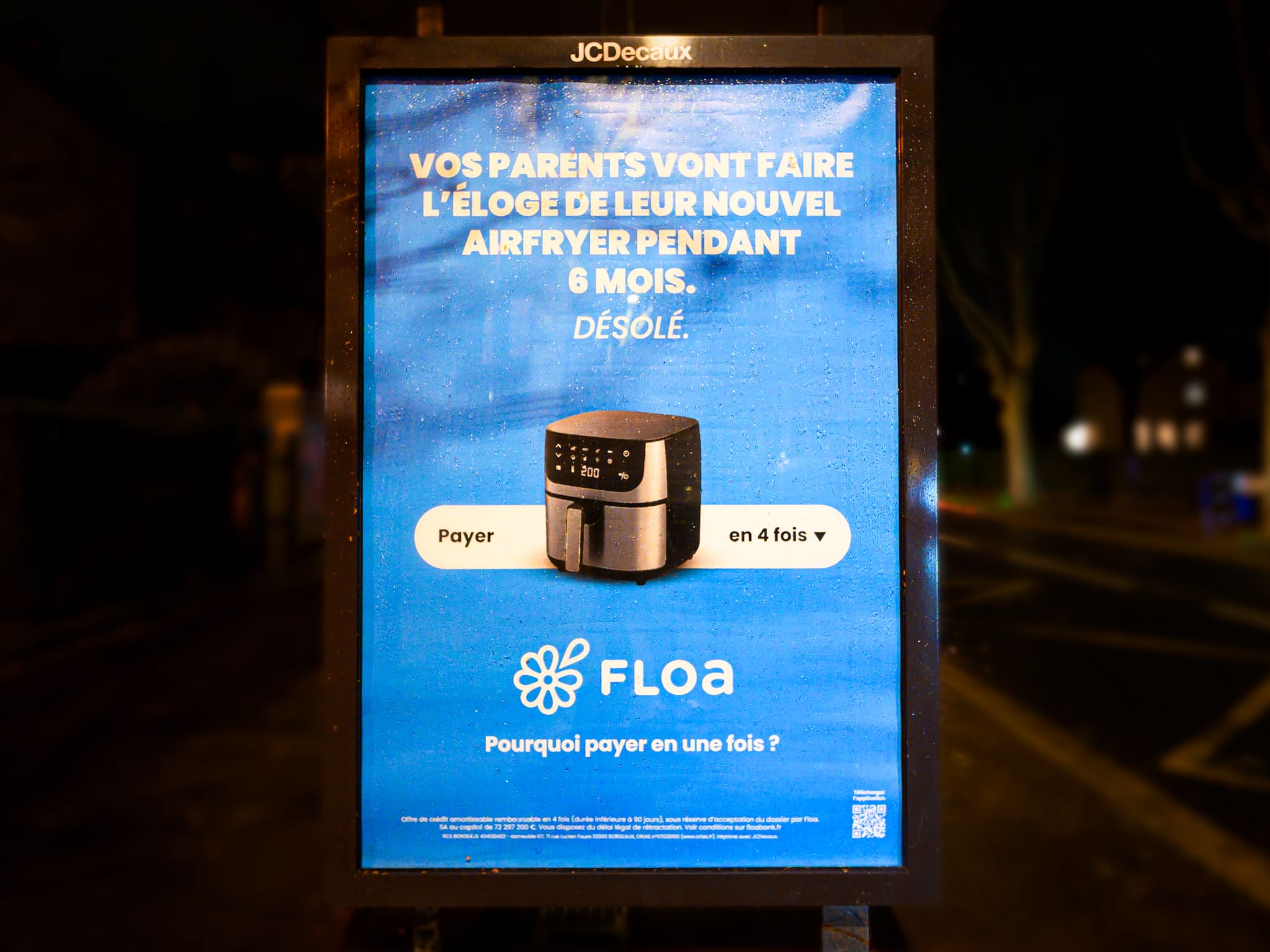 Floa - Sous la signature « Pourquoi payer en une fois ? », Floa décline avec ironie le mot « DÉSOLÉ » adressé à tous ceux qui doivent désormais subir l’enthousiasme débordant d’un proche pour son nouvel achat.