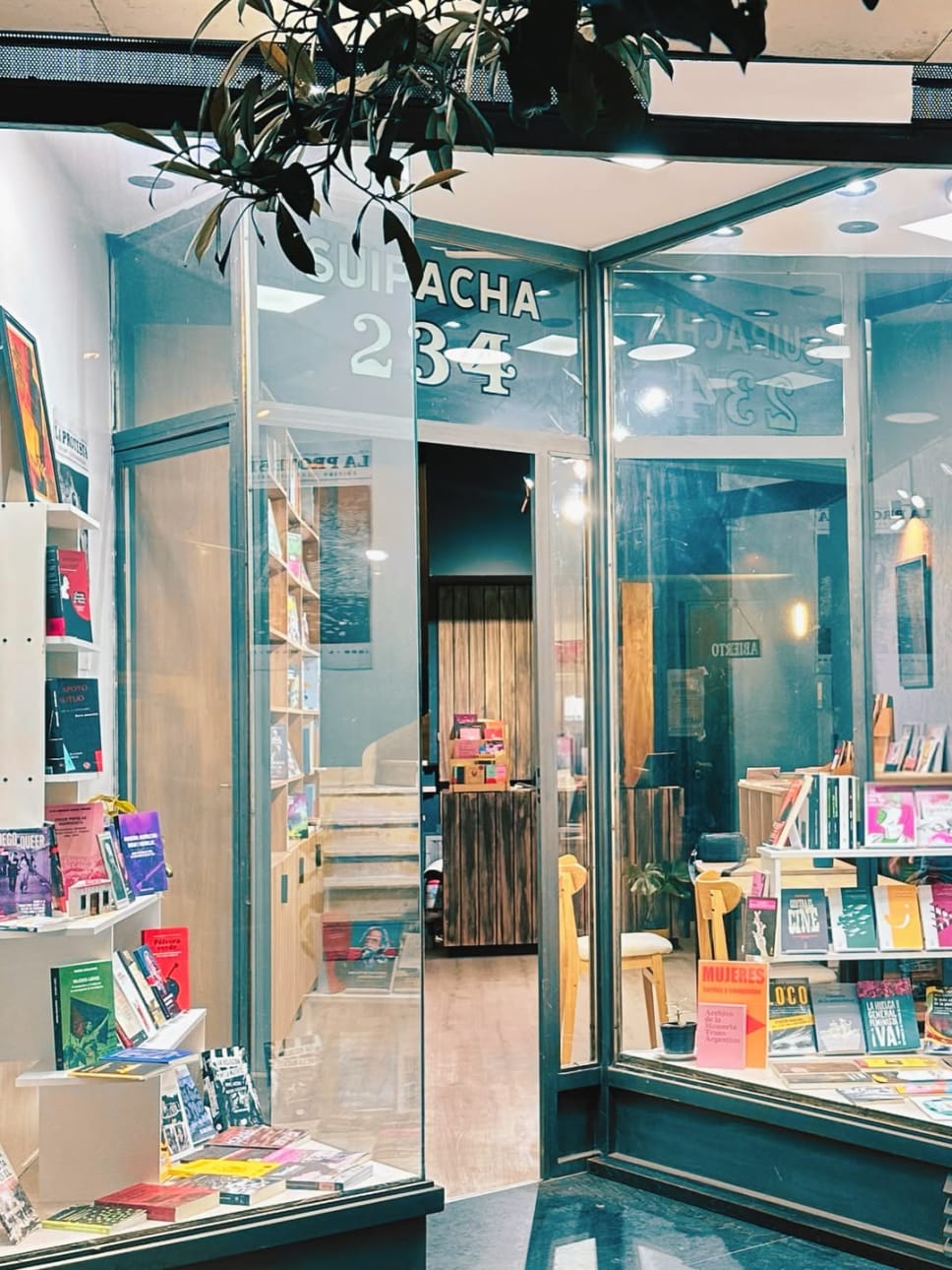 Interior de una biblioteca con estantes de libros