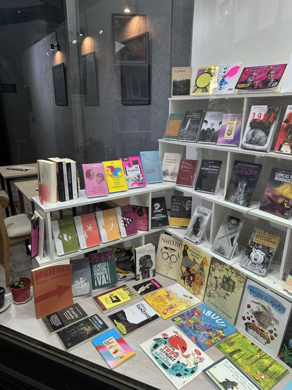 Interior de una biblioteca con estantes de libros