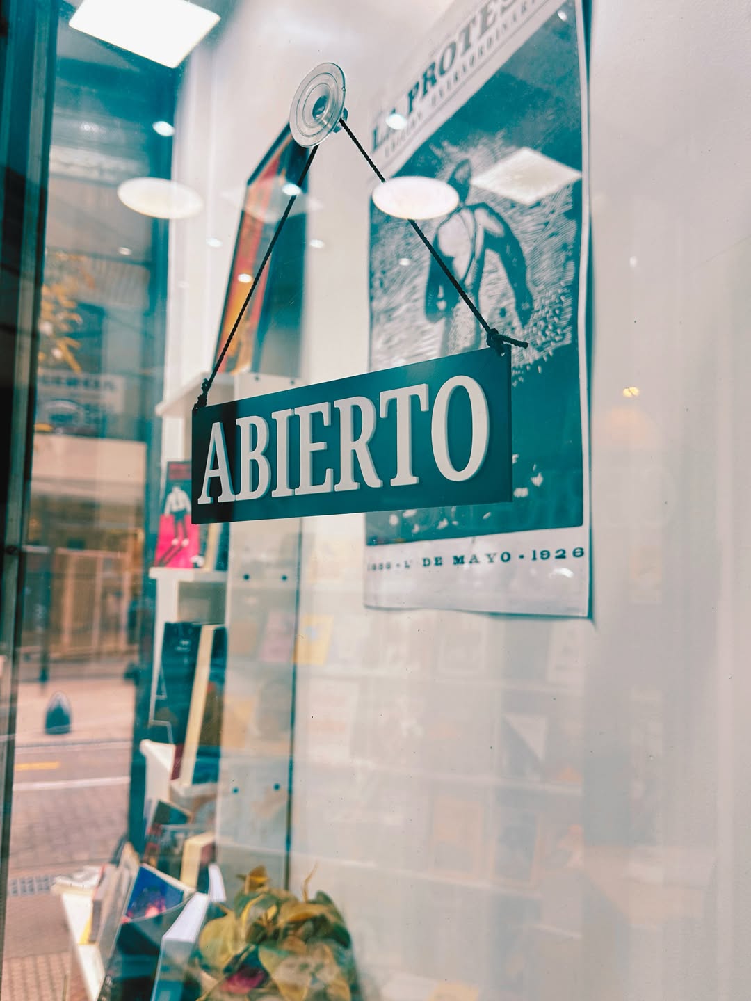 Mesa con libros abiertos y café