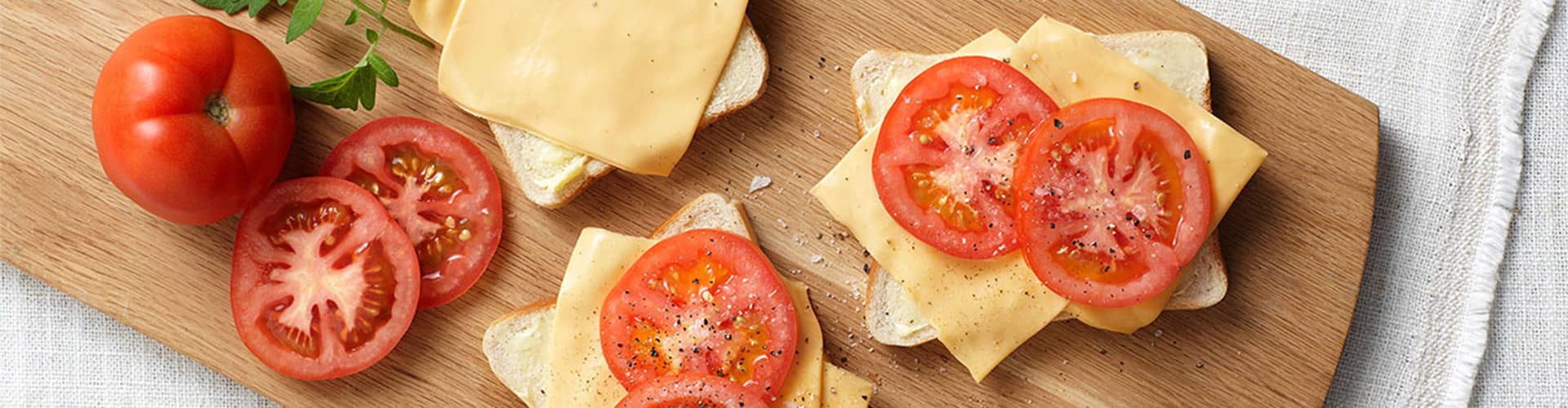 Cheddar Flavoured Cheese Slices LANCEWOOD®