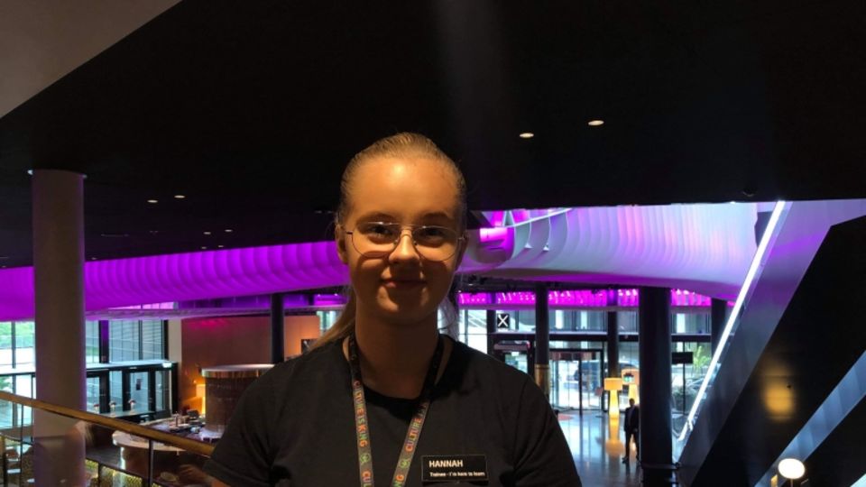 Hannah ska sommarjobba på Petter Stordalens hotell i Oslo