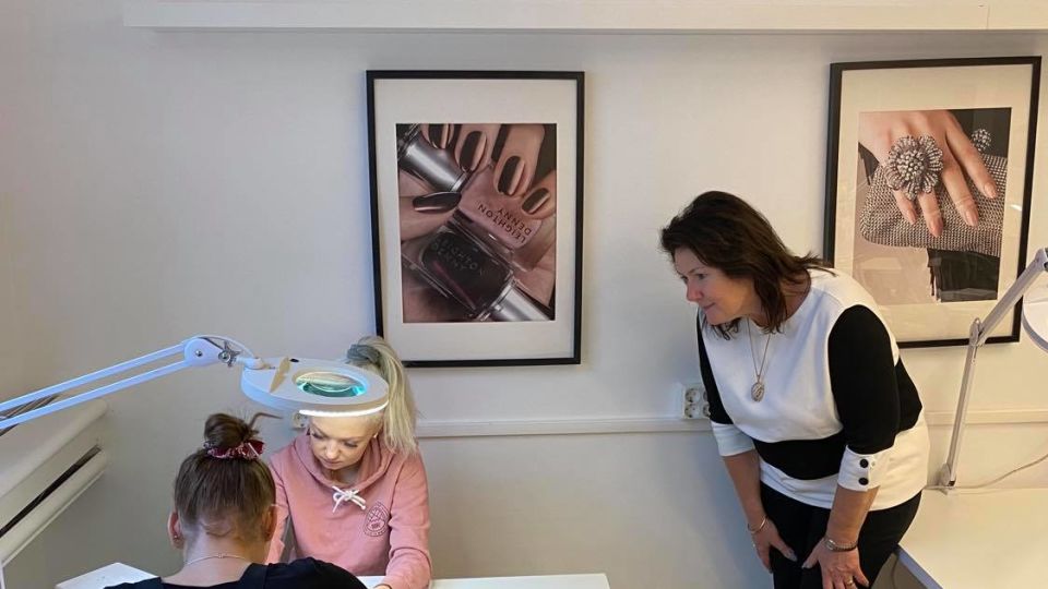 Stylistelever diplomeras till Nagelterapeuter av vår samarbetspartner NSI.