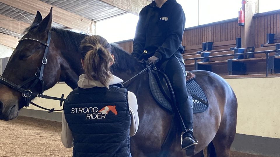 Elever i Hästhållning deltog i träningsdag med Strong Rider