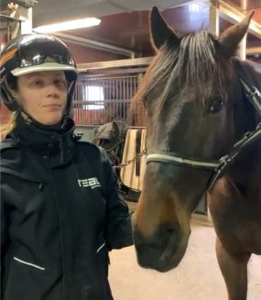 Amanda Hedlund, lärare Hästhållning Trav, och  hästen Vincent på Bergsåkers travskola.