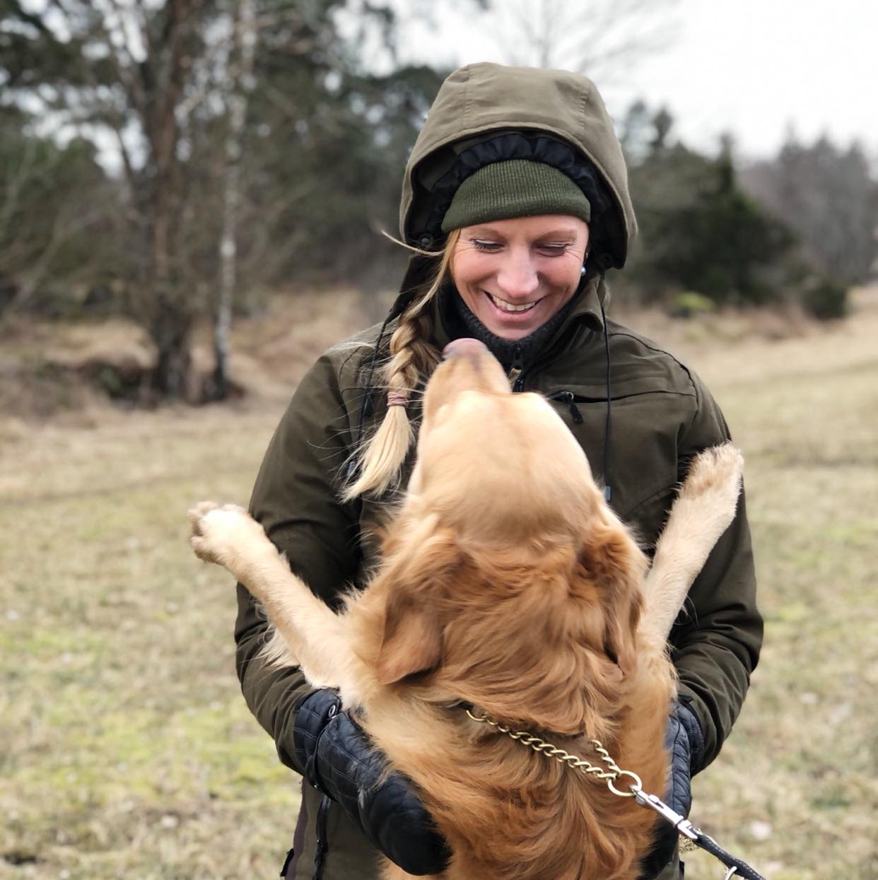 Sandra med en av sina hundar. Golden retriever Morgan.