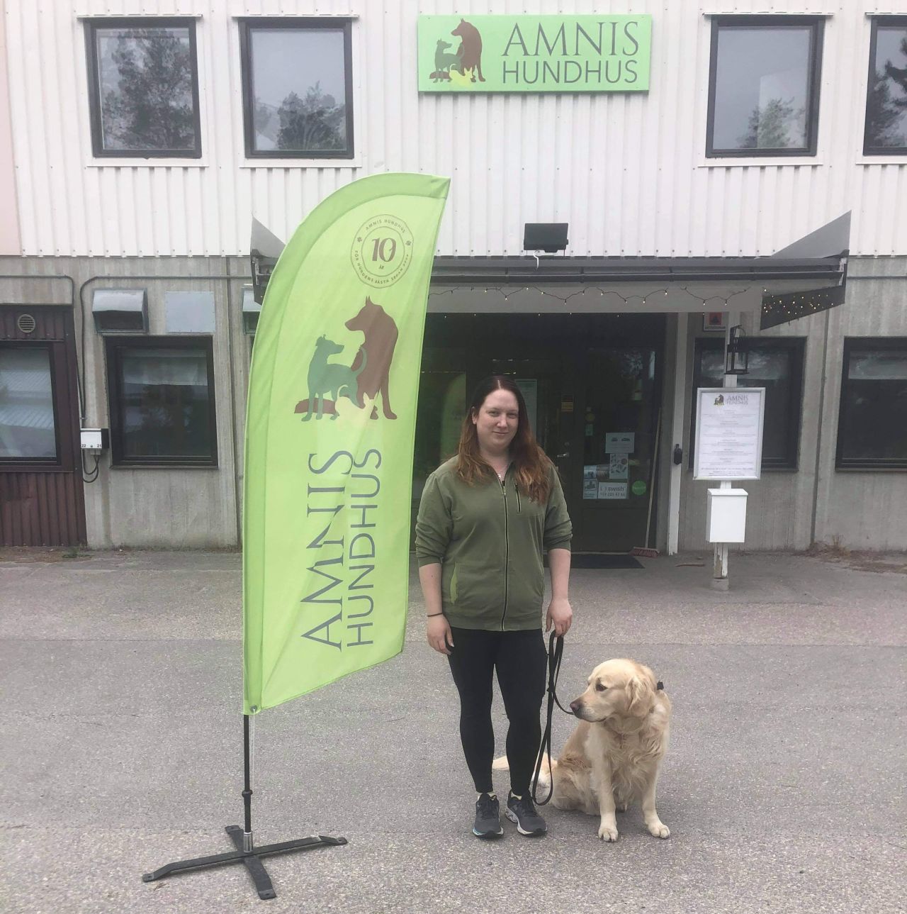 Maria Lindholm, dagisföreståndare och praktikantansvarig Amnis hundhus, med sin golden retriever Falkon.